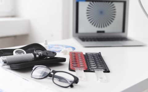 Equipamentos de optometria: o que é essencial no seu consultório?